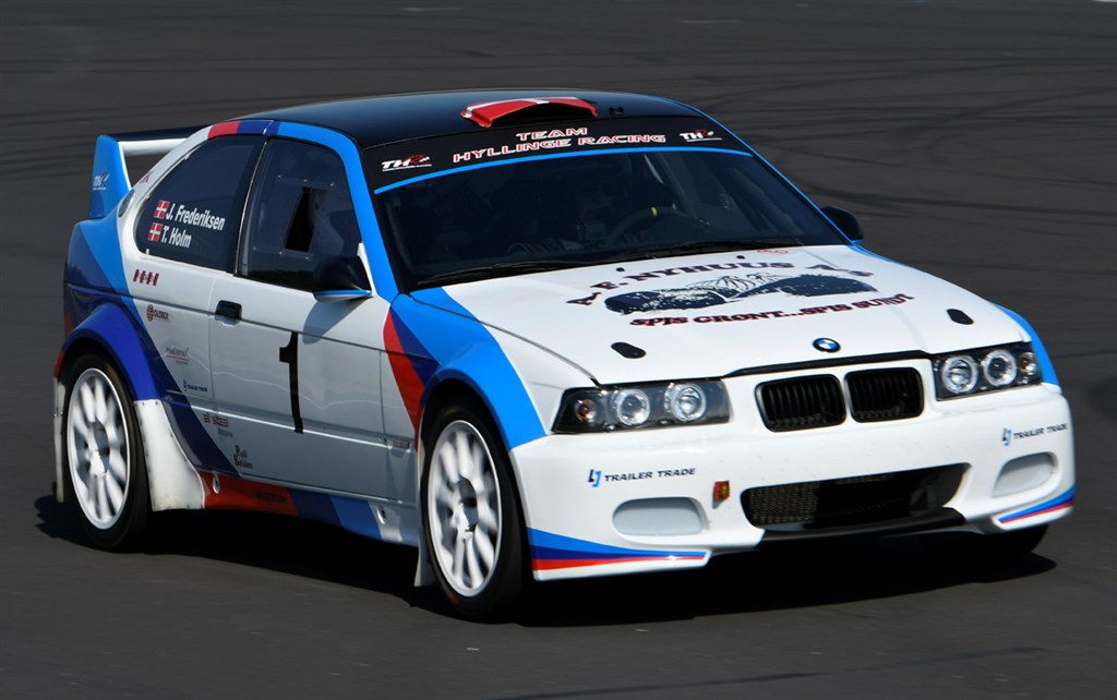 John Frederiksen fik støvet af, da Team Hyllinge Racing testede den heftige BMW Compact før starten på årets første DM-rally den 5. september.